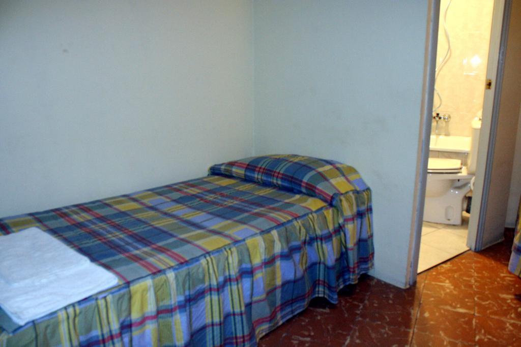 Pension Fonda Suiza Реус Номер фото